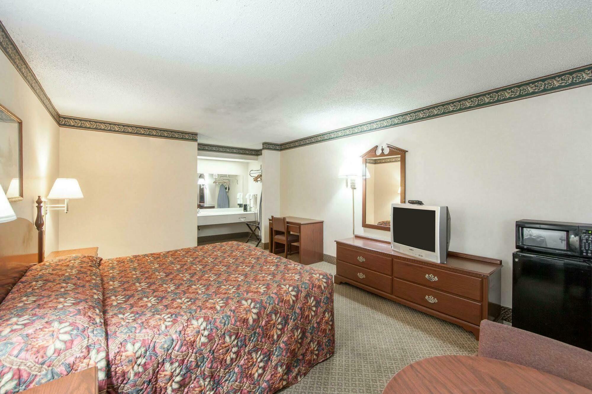 Econo Lodge Inn & Suites East Ноксвилл Экстерьер фото